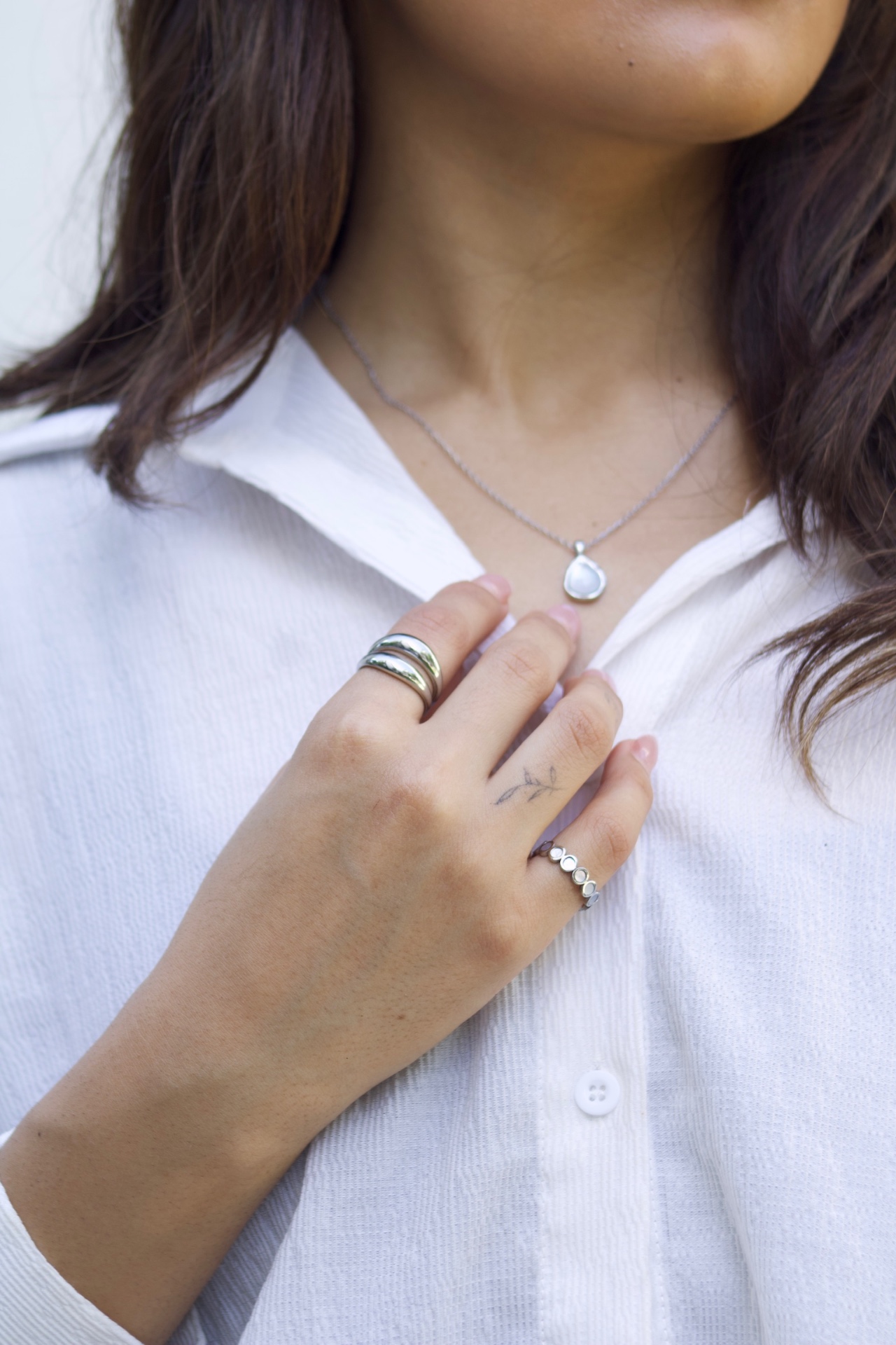 Modelo con collar y anillos de Tulia